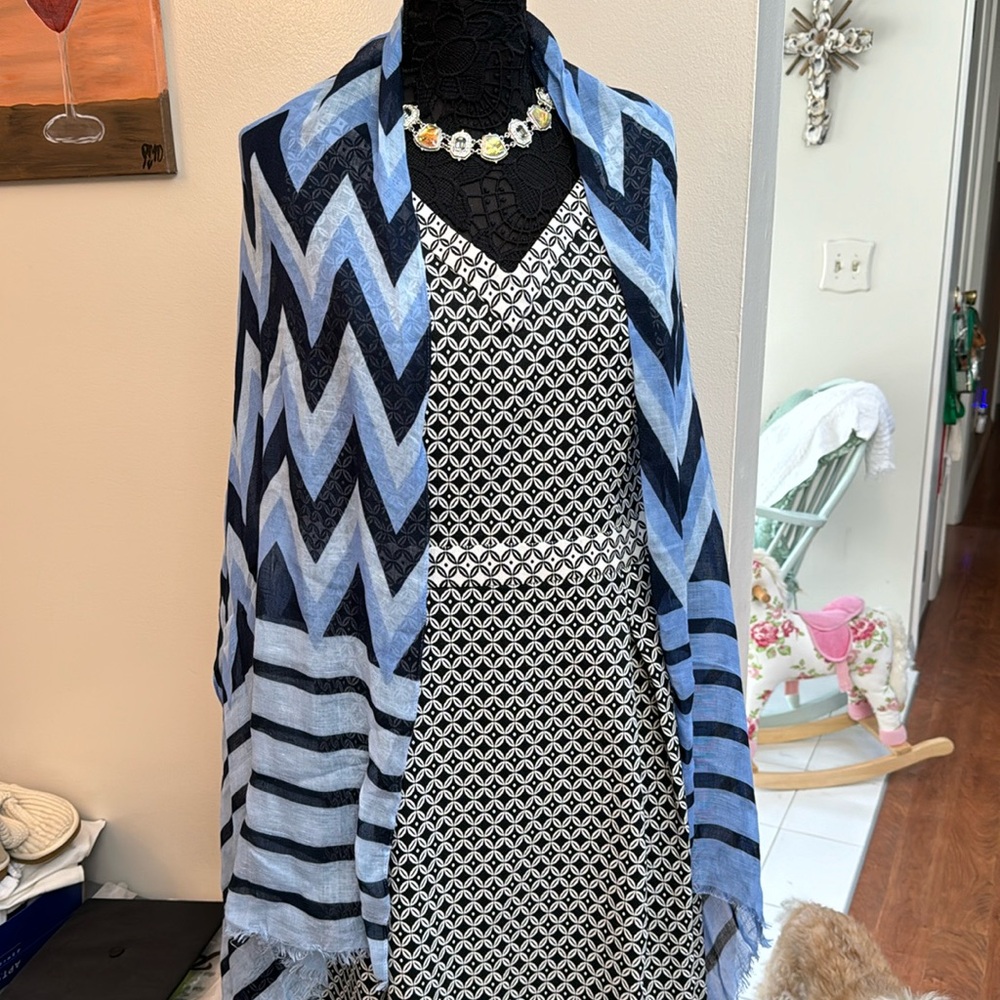 🎁5/10.00🎁 scarf/wrap, lightweight , clean 68” long , blues